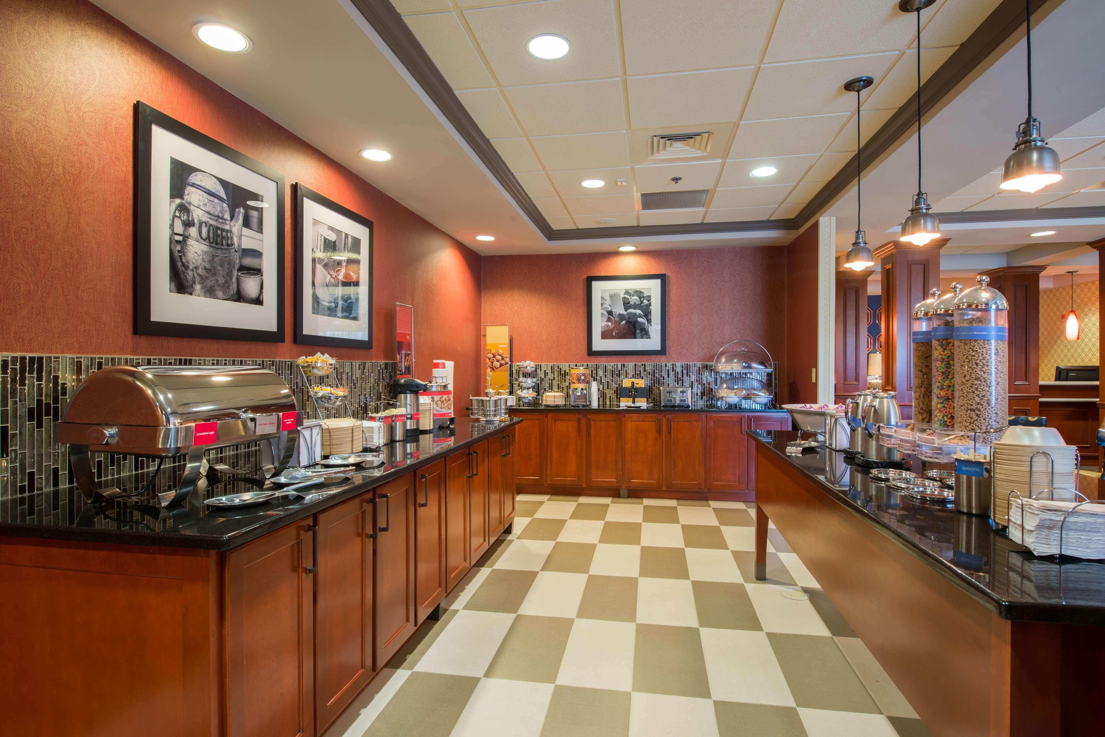 Hampton Inn Исли Экстерьер фото