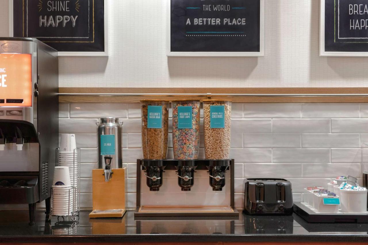 Hampton Inn Исли Экстерьер фото