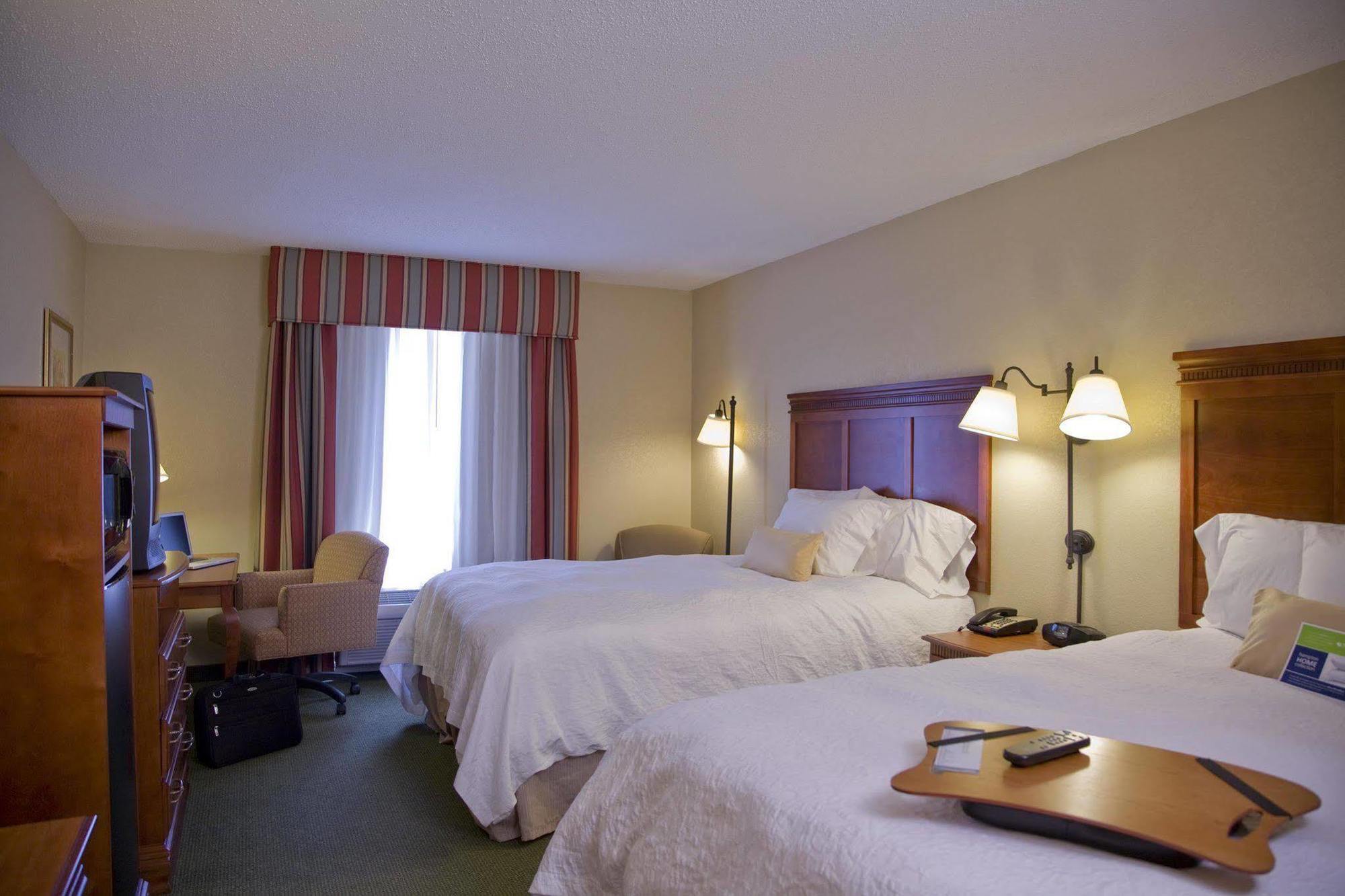 Hampton Inn Исли Номер фото
